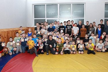 Депутат вручил подарки